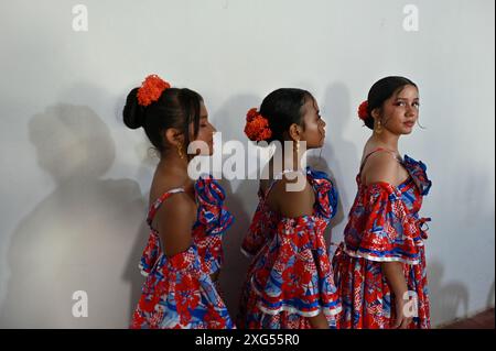 Dancers in Mompox présentent leur tenue folklorique traditionnelle vibrante, avec des jupes colorées, des chemisiers brodés et des accessoires complexes. Leurs mouvements gracieux et leurs performances animées mettent en valeur le riche patrimoine culturel et l’esprit festif de la région. Banque D'Images