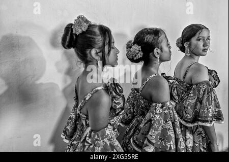 Dancers in Mompox présentent leur tenue folklorique traditionnelle vibrante, avec des jupes colorées, des chemisiers brodés et des accessoires complexes. Leurs mouvements gracieux et leurs performances animées mettent en valeur le riche patrimoine culturel et l’esprit festif de la région. Banque D'Images