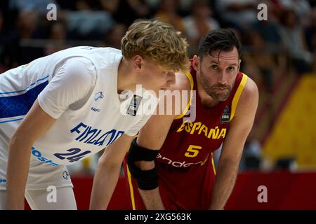 Rudy Fernandez de l'équipe d'Espagne, Miikka Muurinen de l'équipe de Finlande vus en action pendant le match entre la Finlande et l'Espagne en qualification olympique FIBA Banque D'Images