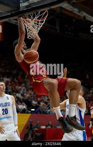 Santiago Aldama de l'équipe espagnole vue en action pendant le match entre la Finlande et l'Espagne dans le tournoi de qualification olympique FIBA Espagne 2024 phase de groupes Banque D'Images