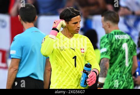 Duesseldorf, Allemagne. 06 juillet 2024. Football, UEFA Euro 2024, Championnat d'Europe, Angleterre - Suisse, finale, quart de finale, Düsseldorf Arena, le gardien de but suisse Yann Sommer (M) réagit aux côtés du gardien de but anglais Jordan Pickford (R) lors du tir au penalty. Crédit : Arne Dedert/dpa/Alamy Live News Banque D'Images