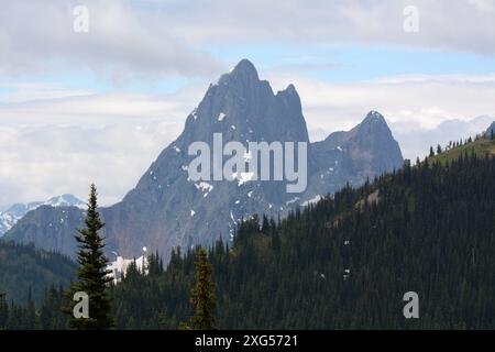 Les sommets rocheux de la montagne Hozomeen, vus du côté canadien de la frontière américaine, dans la région des Cascades du Nord de l'État de Washington, États-Unis. Banque D'Images