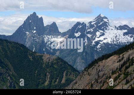 Les sommets rocheux de la montagne Hozomeen, vus du côté canadien de la frontière américaine, dans la région des Cascades du Nord de l'État de Washington, États-Unis. Banque D'Images