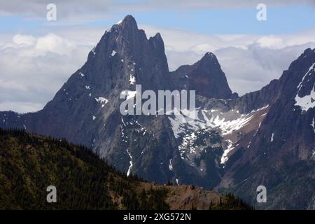 Les sommets rocheux de la montagne Hozomeen, vus du côté canadien de la frontière américaine, dans la région des Cascades du Nord de l'État de Washington, États-Unis. Banque D'Images