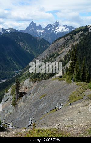 Les sommets rocheux de la montagne Hozomeen, vus du côté canadien de la frontière américaine, dans la région des Cascades du Nord de l'État de Washington, États-Unis. Banque D'Images