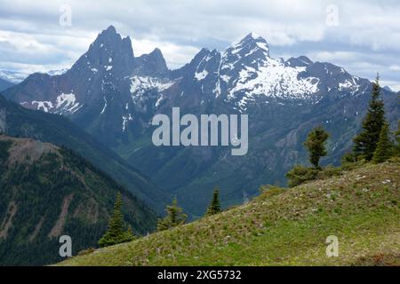 Les sommets rocheux de la montagne Hozomeen, vus du côté canadien de la frontière américaine, dans la région des Cascades du Nord de l'État de Washington, États-Unis. Banque D'Images