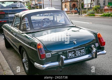 1971 MG MGB Mark 2 cabriolet en vert de course britannique garé à Kirribilli, Sydney, Australie Banque D'Images