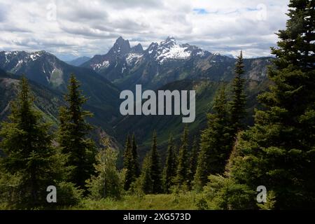 Les sommets rocheux de la montagne Hozomeen, vus du côté canadien de la frontière américaine, dans la région des Cascades du Nord de l'État de Washington, États-Unis. Banque D'Images