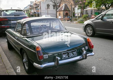 1971 MG MGB Mark 2 cabriolet en vert de course britannique garé à Kirribilli, Sydney, Australie Banque D'Images