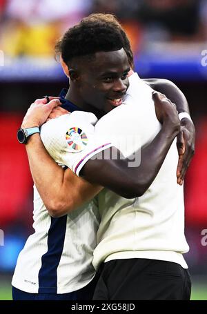 Duesseldorf, Allemagne. 07 juillet 2024. Football, UEFA Euro 2024, Championnat d'Europe, Angleterre - Suisse, finale, quart de finale, Düsseldorf Arena, en Angleterre, Bukayo Saka (l) célèbre avec l'entraîneur de l'Angleterre Gareth Southgate après le match. Crédit : Arne Dedert/dpa/Alamy Live News Banque D'Images