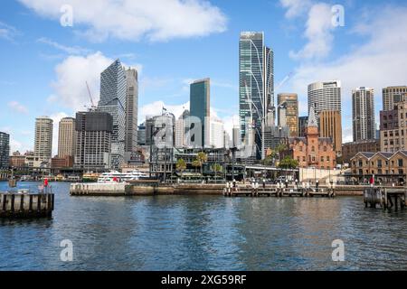 Horizon et paysage urbain de Sydney, gratte-ciel de la ville vus à travers le port de Sydney près de Campbells Cove, jour d'hiver, Sydney, Australie Banque D'Images