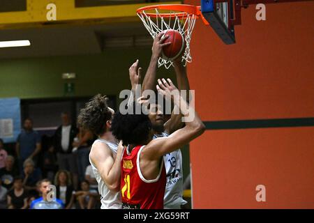 Images du match Italie-Espagne à Pala Cian Toma - Domegge (BL) 6 juillet 2024, lors du 22ème tournoi international de Silvestro-Meneghin U20 de Torneo Un20 - 22Â° Memorial de Silvestro/Trofeo Meneghin - Italia vs Spagna, événements sportifs à Domegge di Cadore, Italie, 06 juillet 2024 Banque D'Images