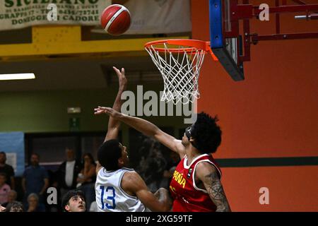 Images du match Italie-Espagne à Pala Cian Toma - Domegge (BL) 6 juillet 2024, lors du 22ème tournoi international de Silvestro-Meneghin U20 de Torneo Un20 - 22Â° Memorial de Silvestro/Trofeo Meneghin - Italia vs Spagna, événements sportifs à Domegge di Cadore, Italie, 06 juillet 2024 Banque D'Images