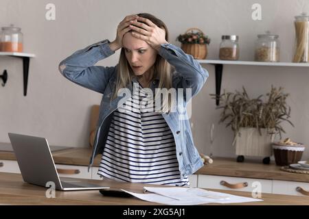 La jeune femme se sent stressée en raison de problèmes financiers Banque D'Images