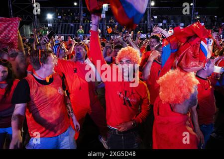 Berlin, Allemagne. 6 juillet 2024. BERLIN - les fans néerlandais regardent les quarts de finale du Championnat d'Europe entre les pays-Bas et la Turquie dans la fanzone à la porte de Brandebourg. ANP RAMON VAN FLYMEN crédit : ANP/Alamy Live News Banque D'Images