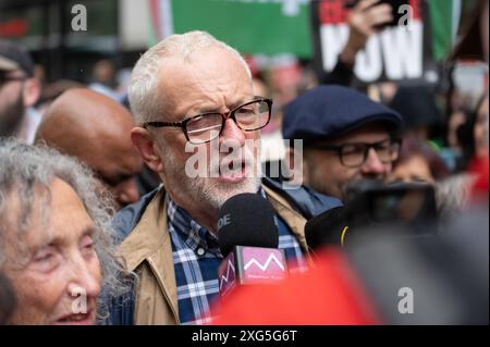 Londres, Royaume-Uni. 06 juillet 2024. Jeremy Corbyn interviewé lors de la marche pro-palestinienne à Londres. Des milliers de manifestants pro-palestiniens défilent à Londres pour demander la fin de la guerre à Gaza. (Photo de David Tramontan/SOPA images/SIPA USA) crédit : SIPA USA/Alamy Live News Banque D'Images