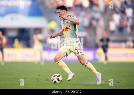 Chester, Pennsylvanie, États-Unis. 06 juillet 2024. Lewis Morgan (9), milieu de terrain des Red Bulls de New York, contrôle le ballon pendant la première moitié d'un match de la MLS contre l'Union de Philadelphie au Subaru Park à Chester, en Pennsylvanie. Kyle Rodden/CSM/Alamy Live News Banque D'Images