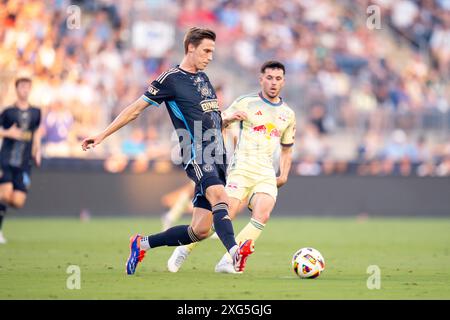 Chester, Pennsylvanie, États-Unis. 06 juillet 2024. Jack Elliott (3), défenseur de l'Union de Philadelphie, passe le ballon lors de la première moitié d'un match de la MLS contre les Red Bulls de New York au Subaru Park à Chester, en Pennsylvanie. Kyle Rodden/CSM/Alamy Live News Banque D'Images