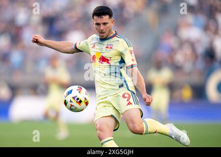 Chester, Pennsylvanie, États-Unis. 06 juillet 2024. Le milieu des Red Bulls de New York, Lewis Morgan (9), frappe le ballon pendant la première moitié d'un match de la MLS contre l'Union de Philadelphie au Subaru Park à Chester, en Pennsylvanie. Kyle Rodden/CSM/Alamy Live News Banque D'Images