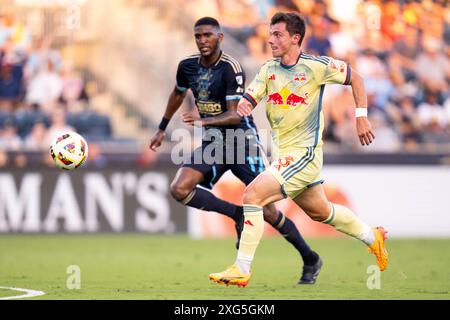 Chester, Pennsylvanie, États-Unis. 06 juillet 2024. L'attaquant des Red Bulls de New York, Dante Vanzeir (13 ans), poursuit le ballon pendant la première moitié d'un match de la MLS contre l'Union de Philadelphie au Subaru Park à Chester, en Pennsylvanie. Kyle Rodden/CSM/Alamy Live News Banque D'Images