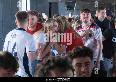 Londres, Royaume-Uni, 6 juillet 2024. Des centaines de personnes se sont rassemblées au 4TheFans Fan Park de Dalston, anticipant avec impatience la projection du match de quart de finale de l'Euro de l'Angleterre contre la Suisse. Une première mi-temps sans but a vu les deux équipes marquer dans la seconde mi-temps, ce qui a entraîné le match dans un temps supplémentaire - ce qui n'a produit aucun autre but. Jordan Pickford a sauvé la première pénalité suisse, l'Angleterre convertissant tous ses points de départ pour gagner 5-3. Crédit : onzième heure photographie/Alamy Live News Banque D'Images