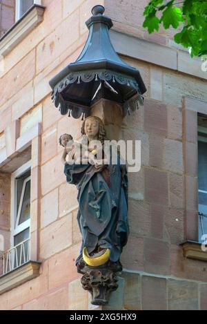 Madone avec enfant, maison saint sur un immeuble résidentiel, Weinmarkt 12, Nuremberg, moyenne Franconie, Bavière, Allemagne Banque D'Images