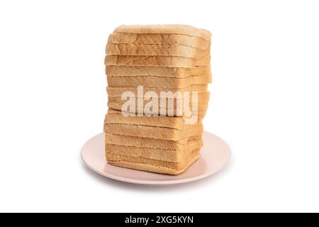 Pile de pain de blé tranché sur plaque isolée sur fond blanc Banque D'Images