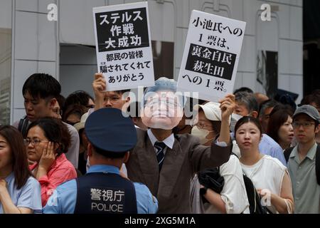 Tokyo, Japon. 06 juillet 2024. Un homme portant un Koichi Hagiuda (ancien chef de la politique du Parti libéral démocrate au pouvoir, le LDP) masque les manifestations contre la corruption alors que Yuriko Koike fait campagne le dernier jour de rassemblement pour les élections de gouverneur de Tokyo en 2024. Un nombre record de 56 candidats se présentent à l'élection du 7 juillet, le défi le plus fort pour le sortant, Yuriko Koike, (qui espère remporter un troisième mandat en tant que gouverneur de la capitale du Japon) venant du politicien de centre-gauche, Renho Saito. Crédit : SOPA images Limited/Alamy Live News Banque D'Images