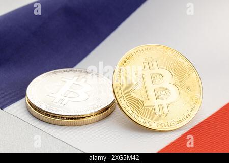 Pièces de crypto-monnaie Bitcoin sur le drapeau national de la France. Concept de réglementation de la loi Crypto Banque D'Images