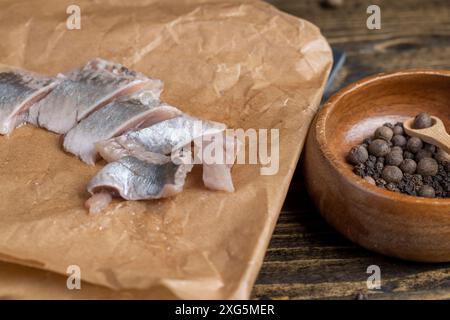 filet de hareng salé sur la table, délicieux hareng salé mariné au sel et aux épices Banque D'Images