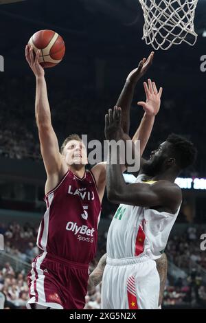 Riga, Lettonie. 6 juillet 2024. Le letton Mareks Mejeris (l) va pour un layup lors du match de demi-finale du tournoi de qualification olympique masculin FIBA 2024 entre la Lettonie et le Cameroun à Riga, Lettonie, le 6 juillet 2024. Credit : Edijs Palens/Xinhua/Alamy Live News Banque D'Images