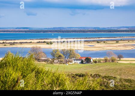 Vue de Dornbusch sur Hiddensee sur Grieben jusqu'au Bessin et Ruegen Banque D'Images