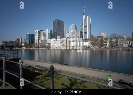 Horizon de Francfort, Allemagne, par une journée ensoleillée Banque D'Images