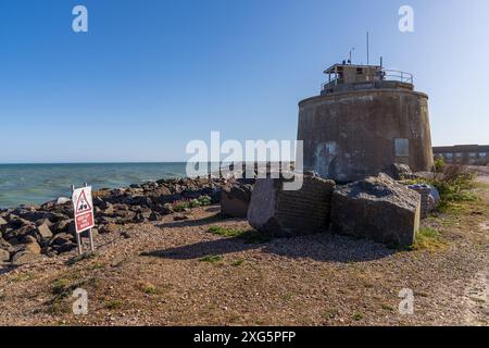 Pevensey Bay et Martello Tower numéro 66 à Eastbourne, East Sussex, Angleterre, Royaume-Uni Banque D'Images