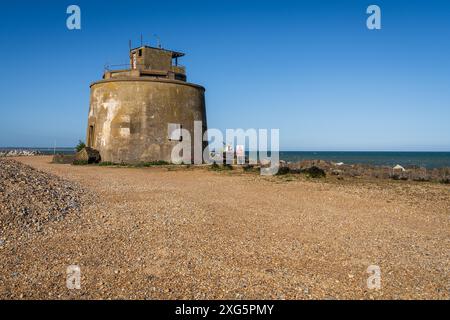 Pevensey Bay et Martello Tower numéro 66 à Eastbourne, East Sussex, Angleterre, Royaume-Uni Banque D'Images