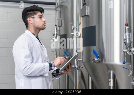 Travail dans la brasserie moderne, la collecte de données et la surveillance de la production. Photographie de haute qualité Banque D'Images