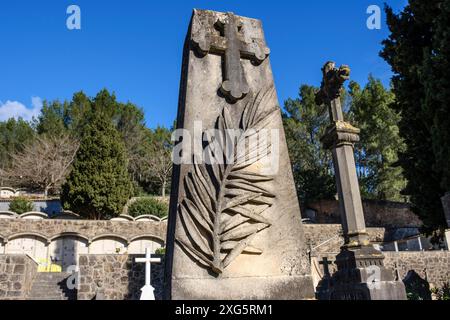 Feuille de palmier et croix, cimetière d'Esporles, Majorque, îles Baléares, Espagne Banque D'Images