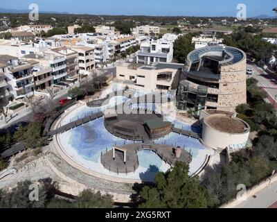 Centre d'interprétation de Cabrera, vue de bâtiment et piscines, Colonia de Sant Jordi, ses Salines, Majorque, Îles Baléares, Espagne Banque D'Images