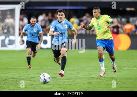 Las Vegas, Nevada, États-Unis. 06 juillet 2024. Le milieu de terrain uruguayen Facundo Pellistri (11 ans) et le défenseur brésilien Guilherme Arana (16 ans) courent vers le ballon lors du match des quarts de finale de la CONMEBOL Copa America au stade Allegiant entre l'Uruguay et le Brésil le 6 juillet 2024 à Las Vegas, Nevada. Christopher Trim/CSM/Alamy Live News Banque D'Images