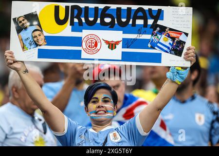 Las Vegas, Nevada, États-Unis. 06 juillet 2024. Une fan uruguayenne montre son soutien à son équipe lors du match des quarts de finale de la CONMEBOL Copa America au stade Allegiant entre l'Uruguay et le Brésil le 6 juillet 2024 à Las Vegas, Nevada. Christopher Trim/CSM/Alamy Live News Banque D'Images