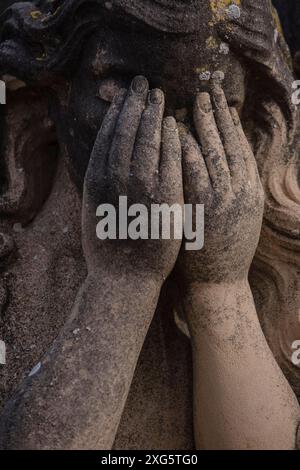 Femme qui pleure, tombe familiale Mut Tomas, cimetière de Llucmajor, Majorque, Îles Baléares, Espagne Banque D'Images