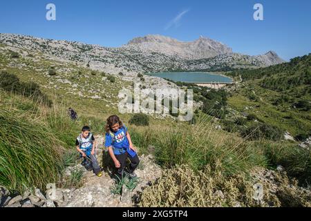 Marcheurs commençant la route Three Thousand, (Tres mils) Cuber Reservoir, Fornalutx, Majorque, Baléares, Espagne Banque D'Images