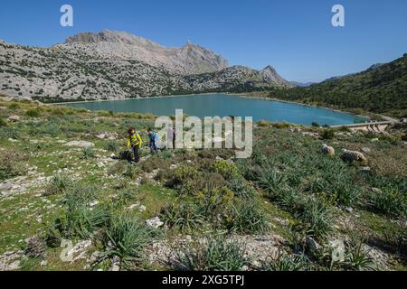 Marcheurs commençant la route Three Thousand, (Tres mils) Cuber Reservoir, Fornalutx, Majorque, Baléares, Espagne Banque D'Images