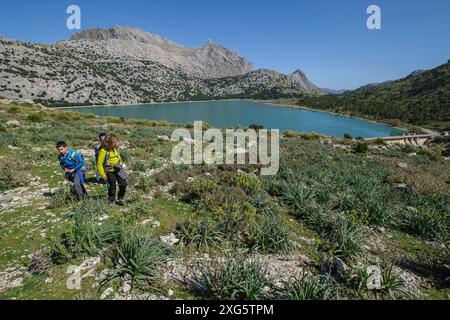 Marcheurs commençant la route Three Thousand, (Tres mils) Cuber Reservoir, Fornalutx, Majorque, Baléares, Espagne Banque D'Images