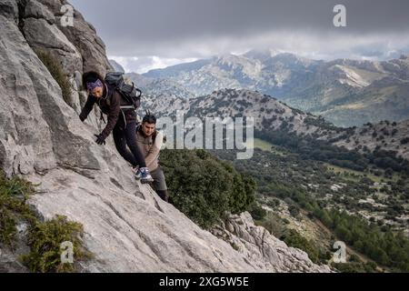 Alpinistes sur le bord de son Torrella sierra, Fornalutx, Majorque, Îles Baléares, Espagne Banque D'Images