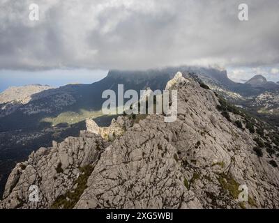 Alpinistes sur le bord de son Torrella sierra, Fornalutx, Majorque, Îles Baléares, Espagne Banque D'Images
