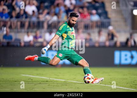 Chester, Pennsylvanie, États-Unis. 06 juillet 2024. Le gardien des Red Bulls de New York Carlos Coronel (31 ans) frappe le ballon lors de la deuxième moitié d'un match de la MLS contre l'Union de Philadelphie au Subaru Park à Chester, en Pennsylvanie. Kyle Rodden/CSM/Alamy Live News Banque D'Images