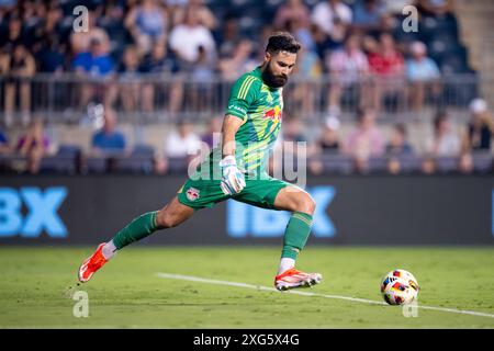 Chester, Pennsylvanie, États-Unis. 06 juillet 2024. Le gardien des Red Bulls de New York Carlos Coronel (31 ans) frappe le ballon lors de la deuxième moitié d'un match de la MLS contre l'Union de Philadelphie au Subaru Park à Chester, en Pennsylvanie. Kyle Rodden/CSM/Alamy Live News Banque D'Images