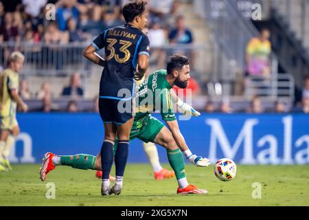 Chester, Pennsylvanie, États-Unis. 06 juillet 2024. Le gardien des Red Bulls de New York Carlos Coronel (31 ans) lance la balle lors de la deuxième moitié d'un match de la MLS contre l'Union de Philadelphie au Subaru Park à Chester, en Pennsylvanie. Kyle Rodden/CSM/Alamy Live News Banque D'Images