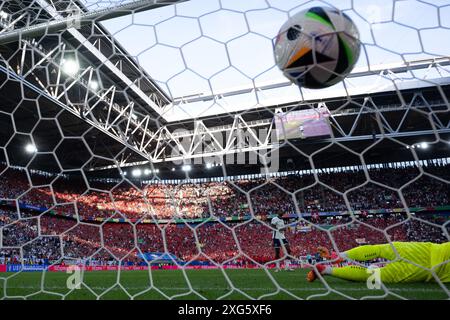 Dusseldorf. 6 juillet 2024. L'Anglais Ivan Toney marque dans la tirs au but lors du match de quart de finale de l'UEFA Euro 2024 entre l'Angleterre et la Suisse à Dusseldorf, en Allemagne, le 6 juillet 2024. Crédit : Xiao Yijiu/Xinhua/Alamy Live News Banque D'Images